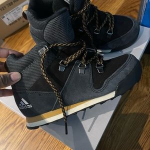 Adidas boys snow pitch trek boot like new size 13.5k